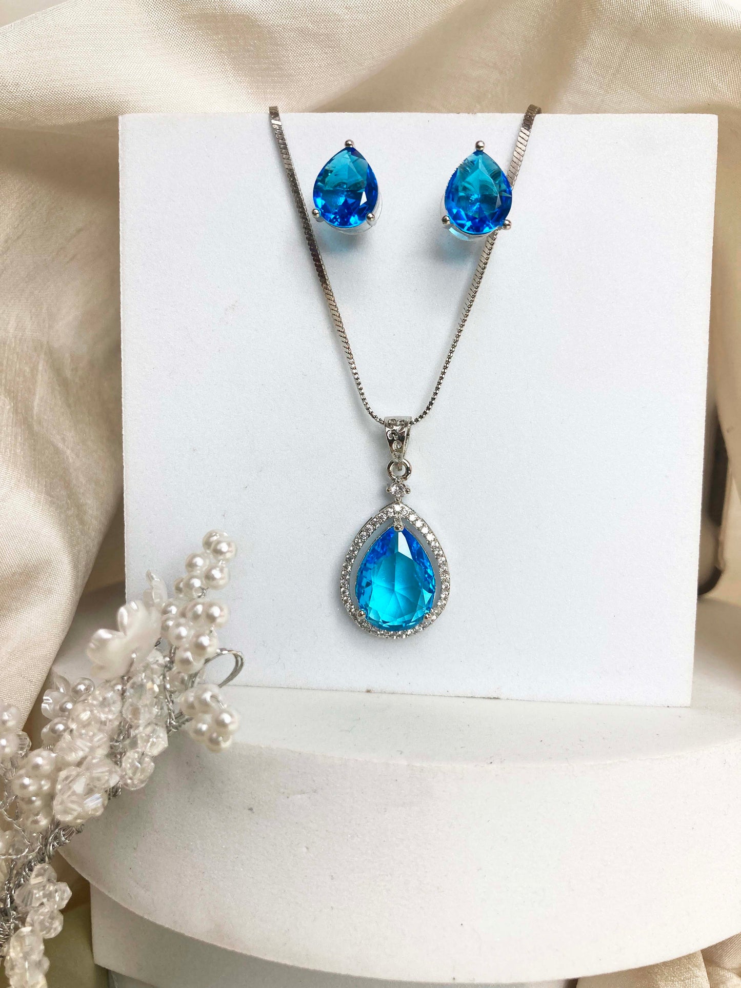 Aqua Prita Pendent Set