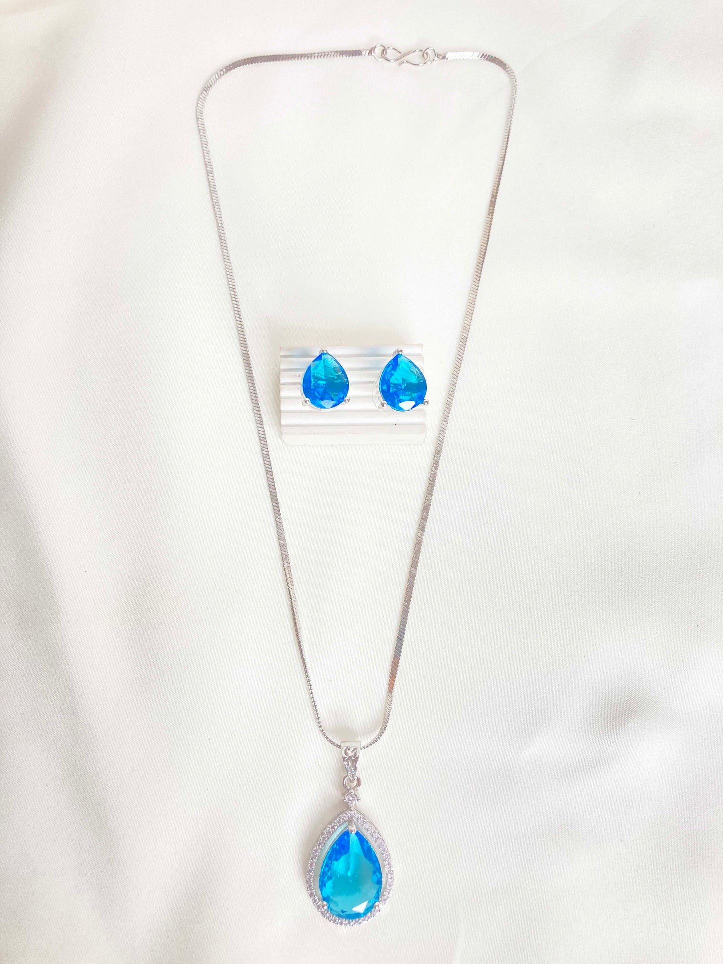 Aqua Prita Pendent Set