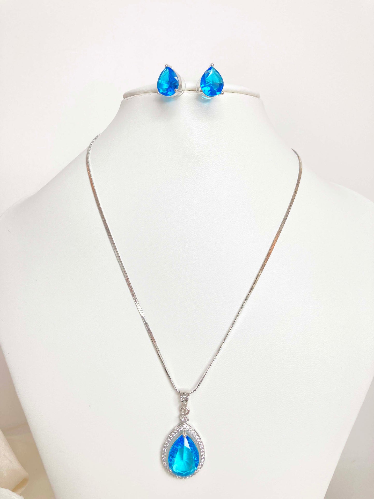 Aqua Prita Pendent Set