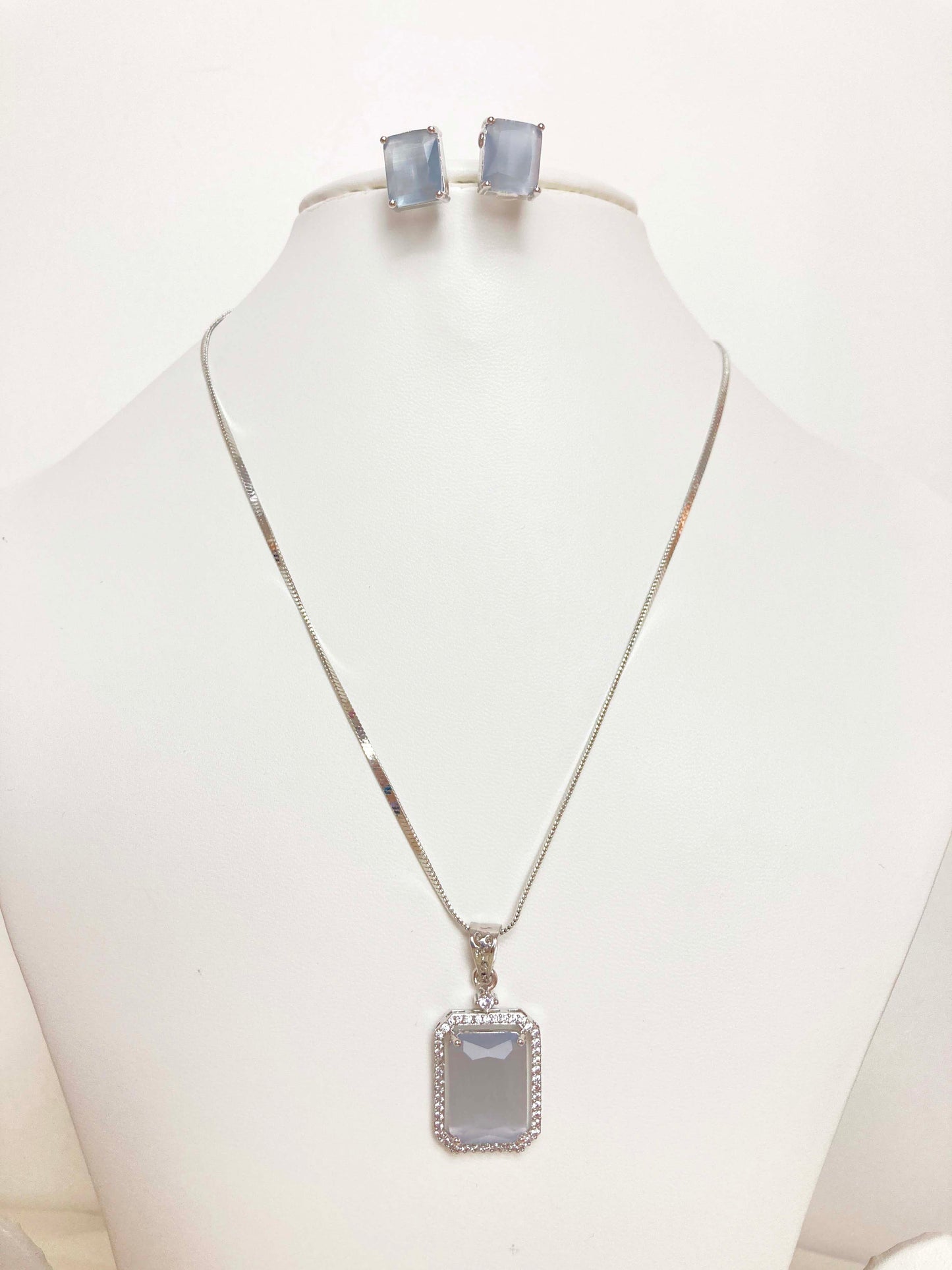 Gray Nora Pendent Set