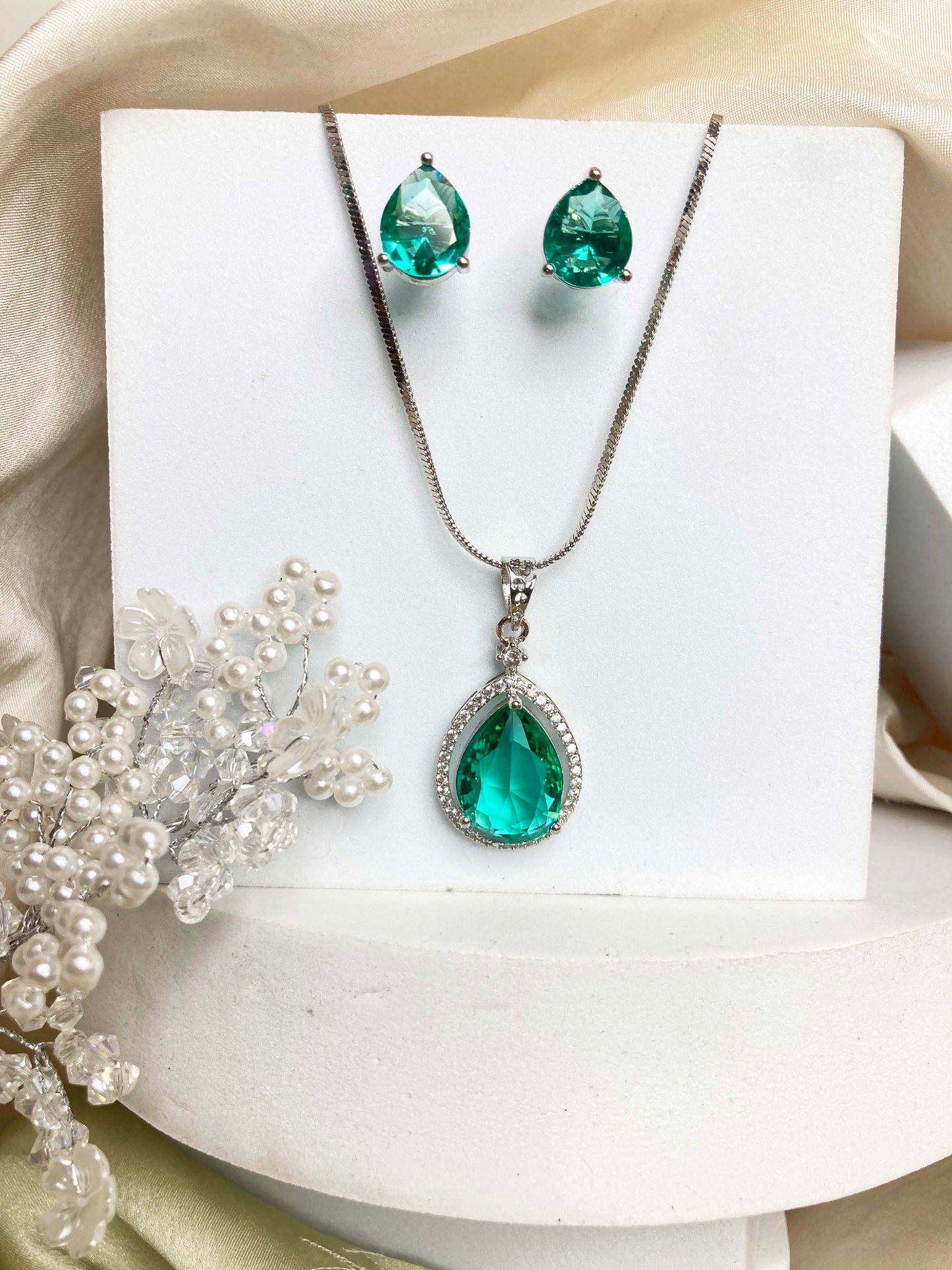 Rama Green Bina Pendent Set