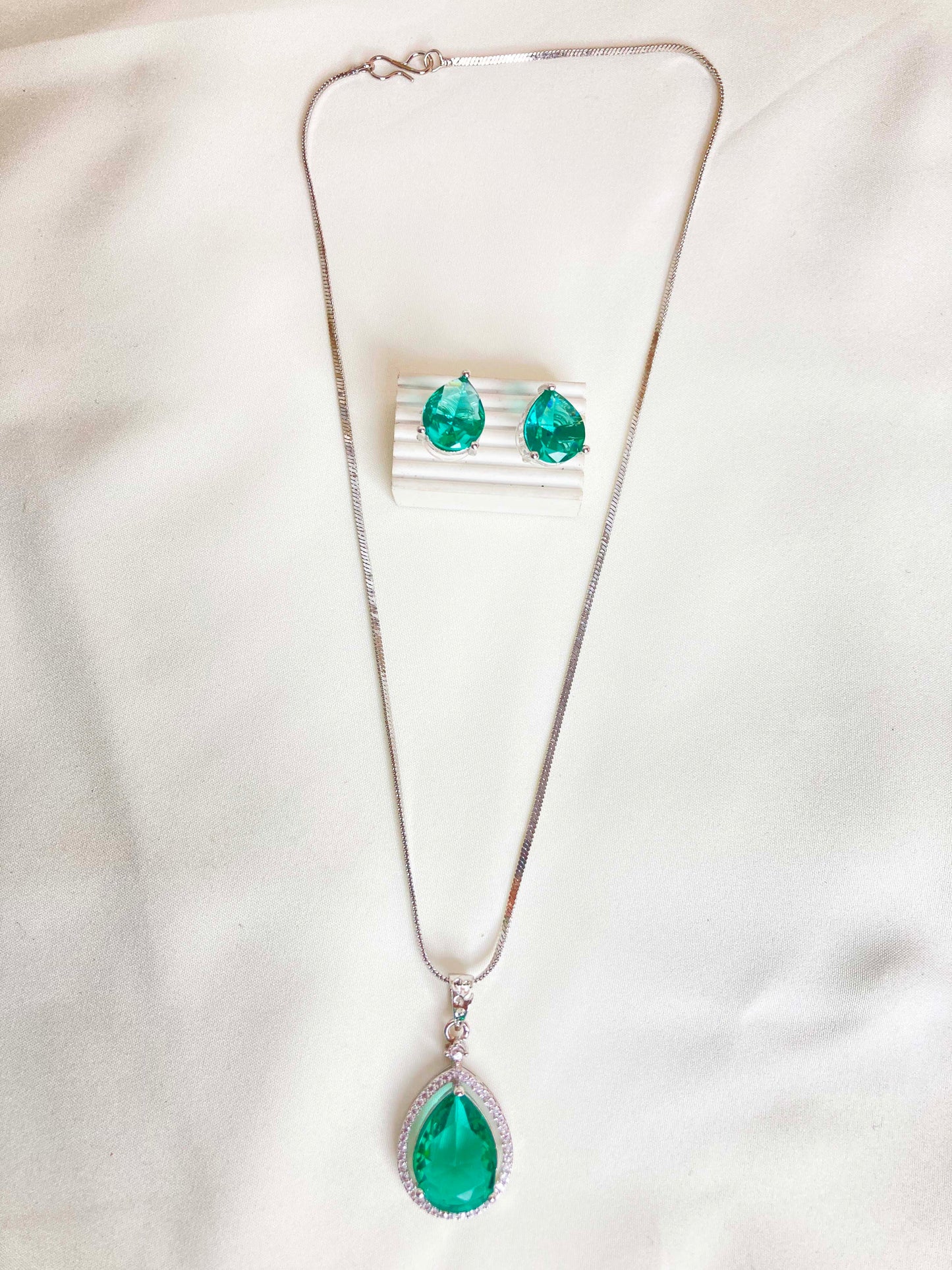 Rama Green Bina Pendent Set