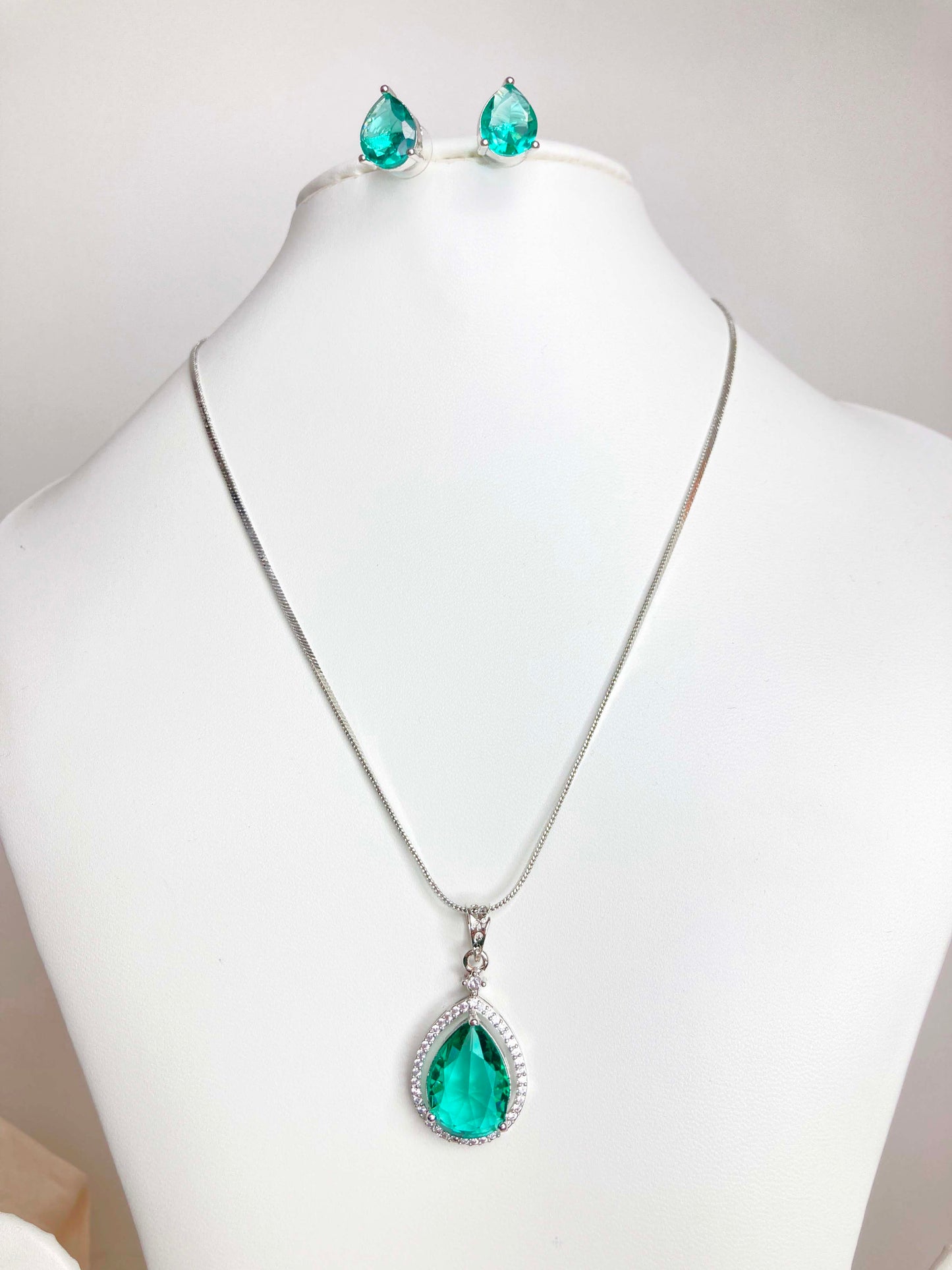 Rama Green Bina Pendent Set